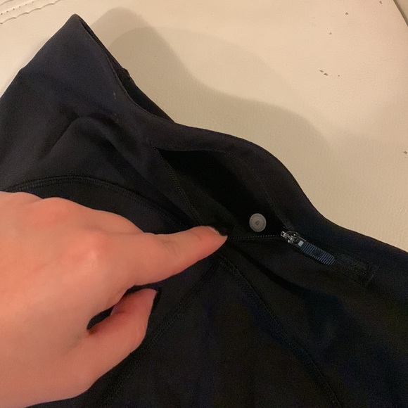 Lululemon Size 6 Black Leggings with Pockets - Picture 3 of 3